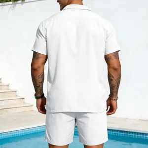 Rückansicht eines minimalistischen weißen Herren-Sommersets mit Kurzarmhemd und Shorts