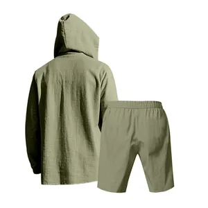 Achteraanzicht van olijfgroen linnen herenoverhemd met capuchon en casual korte broek