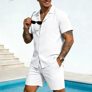 Detailansicht eines weißen Herren-Freizeitsets aus Kurzarmhemd und Shorts im Leinenstil