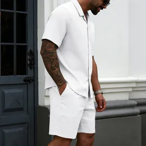 Herren Set aus weißem Kurzarmhemd und passenden Shorts für den Sommer