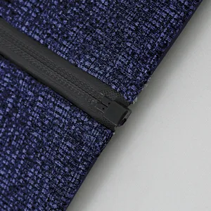 Dettaglio ravvicinato della robusta cerniera e del tessuto in pile cationico blu navy