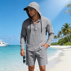 Casual herenset van grijs linnen met shirt met capuchon en bijpassende short voor op strand.
