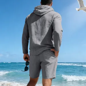Achteraanzicht van een grijze linnen herenset met capuchon en korte broek op het strand