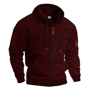 Dettaglio felpa con cappuccio e zip in pile cationico pesante da uomo bordeaux con accenti.