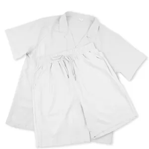Detailansicht des minimalistischen weißen Kurzarmhemd- und Tunnelzug-Shorts-Sets