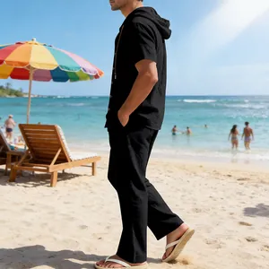 Schwarzes Leinen-Set für Herren: Kurzarm-Kapuzenhemd und gerade Hose für den Strand.