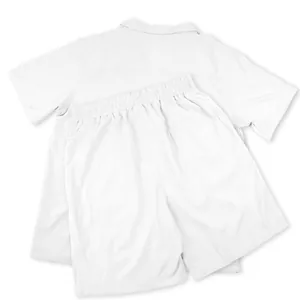 Detailansicht der Rückseite des weißen Herren-Sets aus Kurzarmhemd und Shorts