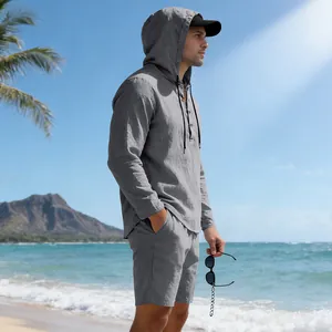 Heren linnen vrijetijdsset voor het strand met een capuchonshirt en bijpassende short.