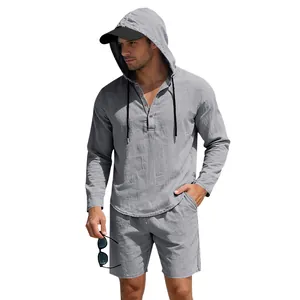Detail van de grijze linnen set met capuchon en korte broek voor heren voor op het strand