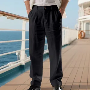 Dettaglio dei pantaloni casual in lino nero da uomo con vestibilità dritta