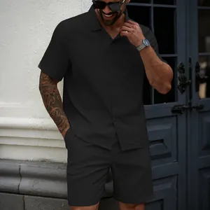 Nahaufnahme des schwarzen Kurzarmhemds und der passenden Shorts für Herren im Sommer