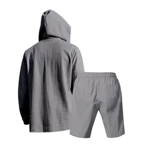 Achteraanzicht van grijze linnen herenset met hoodie en bijpassende korte broek set