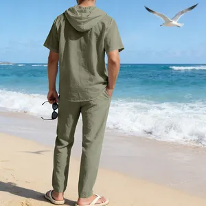 Rückansicht eines salbeigrünen Herren-Leinensets mit Kapuzenhemd und langer Hose
