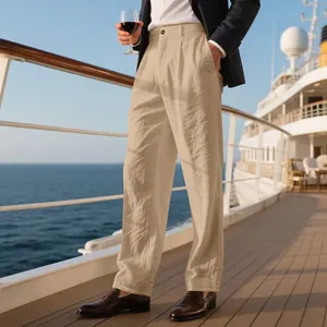 Vista dettagliata dei pantaloni di lino beige da uomo per una vacanza di lusso in crociera