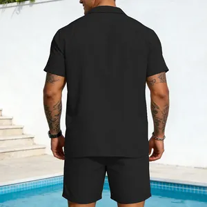 Detailansicht der Rückseite eines schwarzen Herren-Sets aus Kurzarmhemd und Shorts am Pool