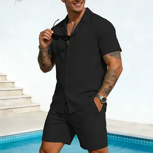 Mann im schwarzen Sommer-Zweiteiler am Pool im Freien für einen Stilvollen Look
