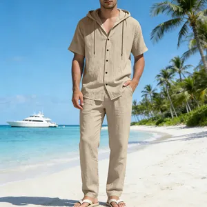 Lässiges Herren-Leinen-Set mit Kapuzenhemd und gerader Hose im sandigen Strandstil