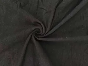 Gros plan sur un tissu en coton et lin noir respirant montrant la texture et le drapé