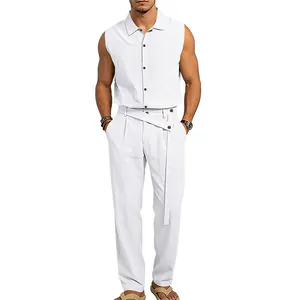 Detalle de una camisa de lino blanca sin mangas y pantalones largos para hombre verano.