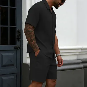 Lässiges schwarzes Herren-Set bestehend aus einem Kurzarmhemd und passenden Shorts