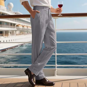 Pantaloni casual da uomo in lino grigio con trama in un ambiente da crociera
