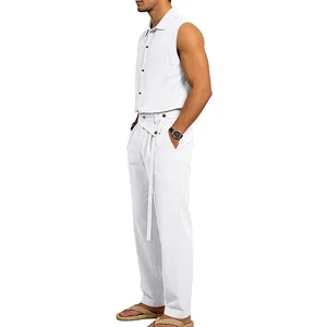 Vista lateral detallada de conjunto de dos piezas de camisa y pantalón de lino blanco