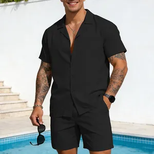 Detailansicht eines schwarzen Herren-Freizeitanzugs mit Kurzarmhemd und Shorts