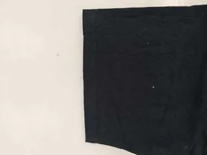 Gros plan sur la texture du tissu d'une chemise à manches courtes en lin noir respirant