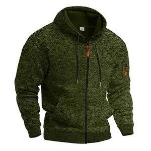 Dettaglio felpa con cappuccio e zip in pile cationico verde da uomo con accenti arancioni