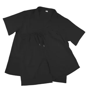 Detailansicht eines schwarzen Herren-Freizeitsets mit Kurzarmhemd und Shorts