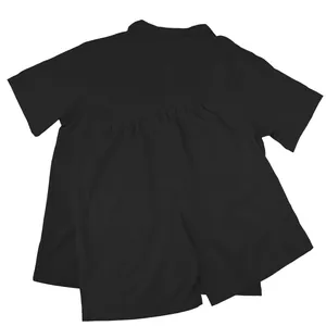 Detailansicht eines schwarzen Herren-Freizeitsets bestehend aus Kurzarmhemd und Shorts