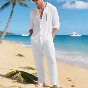 Détail d'un ensemble de plage en lin blanc pour homme avec sweat à capuche et pantalon.