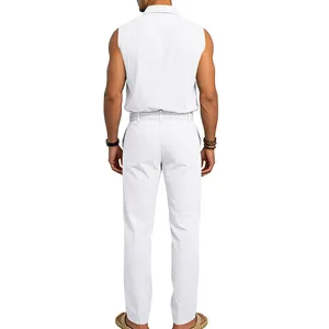 Vista trasera de un conjunto de camisa de lino sin mangas y pantalón blanco para hombre