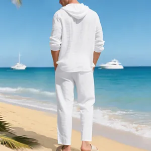 Vue de dos de l'ensemble de plage en lin blanc pour homme avec un haut à capuche