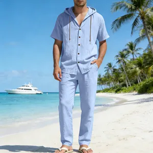 Hellblaues Leinen-Set für Herren mit Kapuzenhemd und langer Hose für den Sommer am Strand