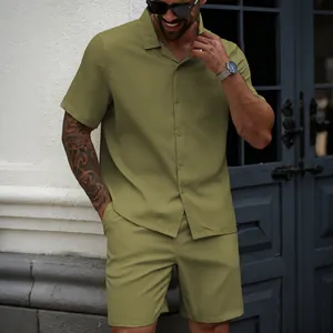 Detailansicht eines olivgrünen Herren-Sommersets mit Hemd und passenden Shorts