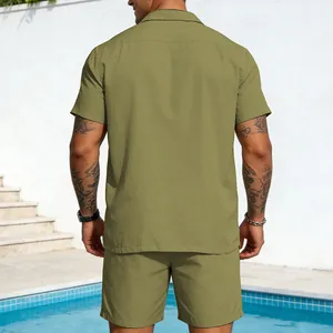 Rückansicht eines lässigen olivgrünen Kurzarm-Sets für Herren an einem Swimmingpool