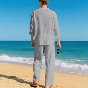 Vista posteriore di un set da spiaggia in lino grigio chiaro da uomo con camicia e pantaloni.