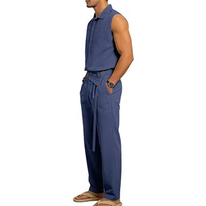 Vista lateral de un conjunto de verano casual de lino azul sin mangas para hombres