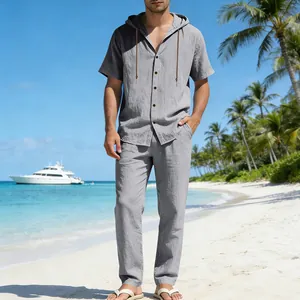 Lässiges graues Leinen-Set für Herren mit Kapuzenhemd und Hose am tropischen Strand