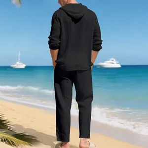 Vue arrière de l'ensemble de plage en lin noir respirant pour homme avec sweat à capuche