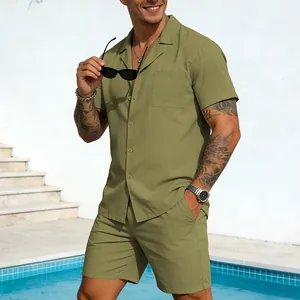 Vollansicht eines olivgrünen Sommeroutfits für Herren mit Button-up-Hemd und Shorts