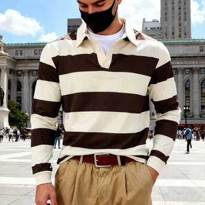 Détail d'un polo rayé à manches longues pour homme dans un cadre urbain chic
