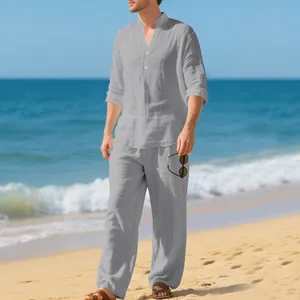 Vista dettagliata del set da spiaggia in lino grigio da uomo con maniche lunghe traspiranti