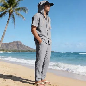 Vollansicht des grauen Leinen-Sets mit Kapuzenhemd und Hose für Herren am Strand