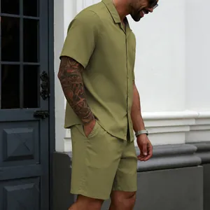 Herren Sommer-Freizeitset in Olivgrün mit Kurzarmhemd und passender kurzer Hose