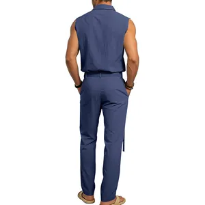 Vista trasera detallada de un conjunto de camisa de lino sin mangas y pantalón para hombre