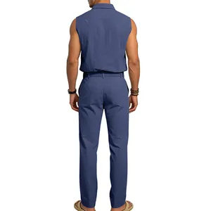 Vista trasera detallada del conjunto de camisa sin mangas y pantalón de lino azul para hombre