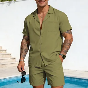 Modisches olivgrünes Sommer-Freizeitset für Herren mit lockerem Kurzarmhemd und Shorts.