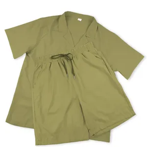 Detailansicht des olivgrünen Herren-Sets mit übergroßem Hemd und Shorts